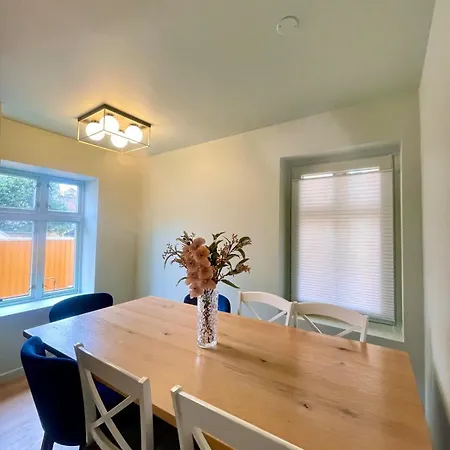Cosy 4 Bedroom *