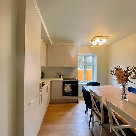 Cosy 4 Bedroom Apartment