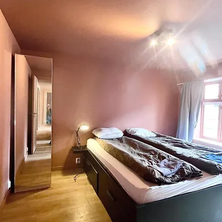 Cosy 4 Bedroom Apartment *